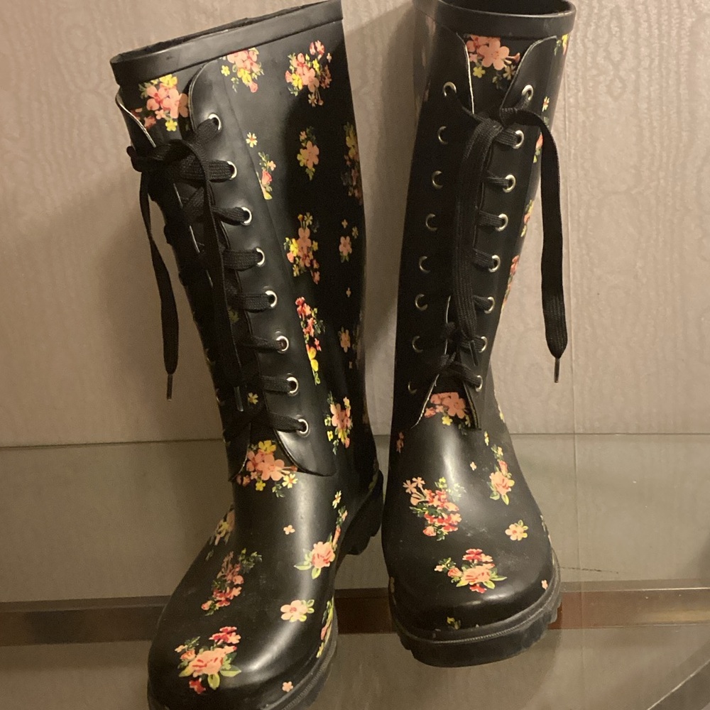 Noelle Black Floral Women's Boots SZ 9. $29